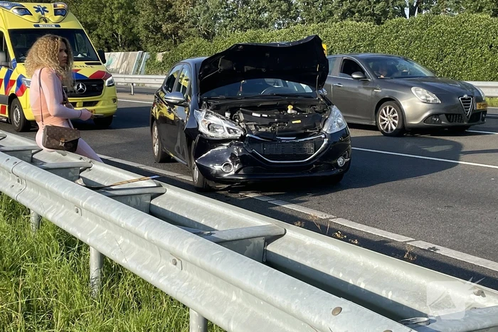 Drie auto's botsen op de snelweg