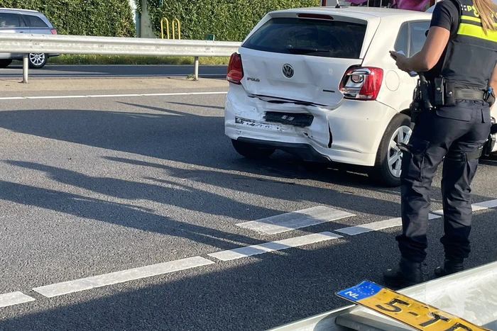 Drie auto's botsen op de snelweg