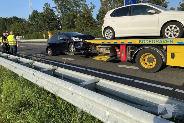 Drie auto's botsen op de snelweg