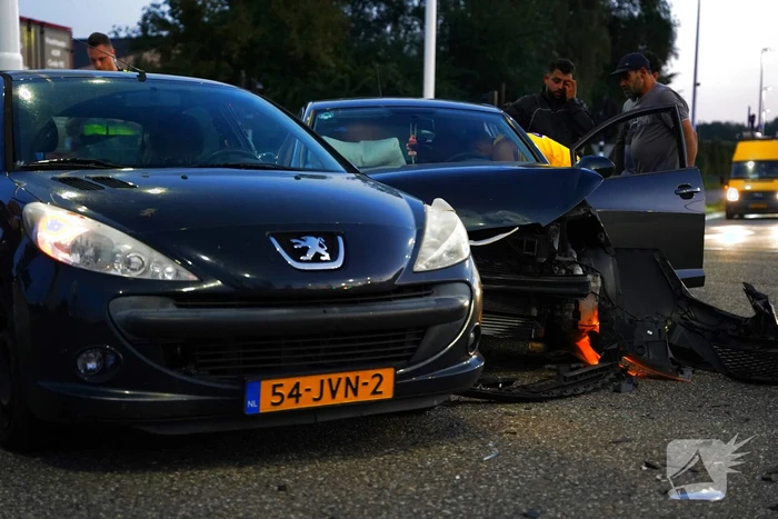 Veel schade tussen botsing auto's