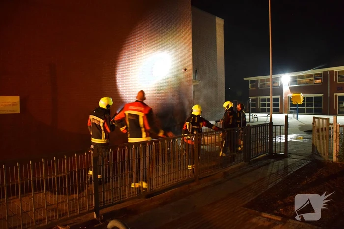 Kliko naast scholencomplex door brand verwoest