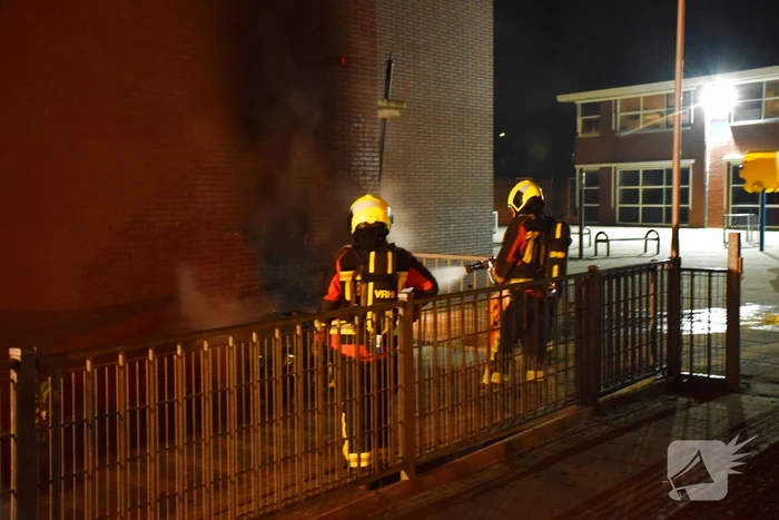 Kliko naast scholencomplex door brand verwoest