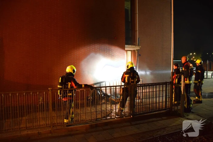 Kliko naast scholencomplex door brand verwoest