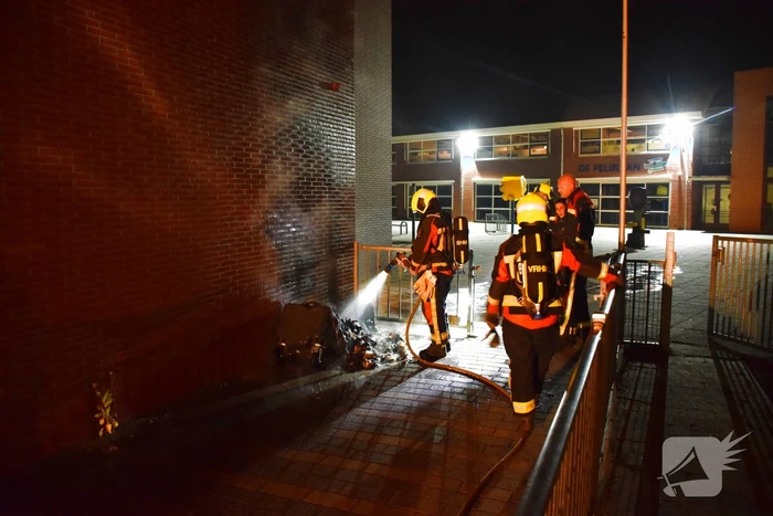 Kliko naast scholencomplex door brand verwoest