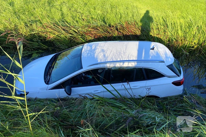 Automobilist raakt van de weg en belandt in sloot