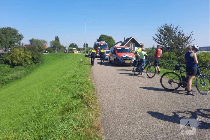 Persoon te water geraakt in de Waal