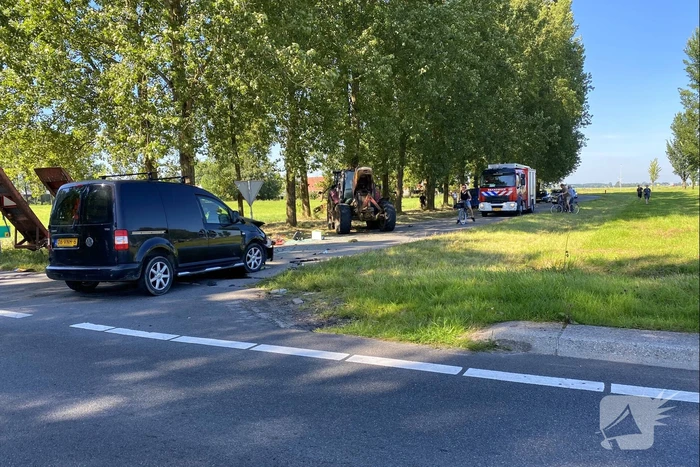 Flinke schade bij botsing tussen tractor en bestelbus