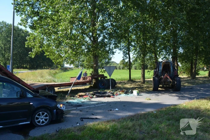 Flinke schade bij botsing tussen tractor en bestelbus