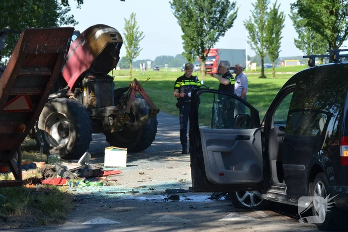 Flinke schade bij botsing tussen tractor en bestelbus
