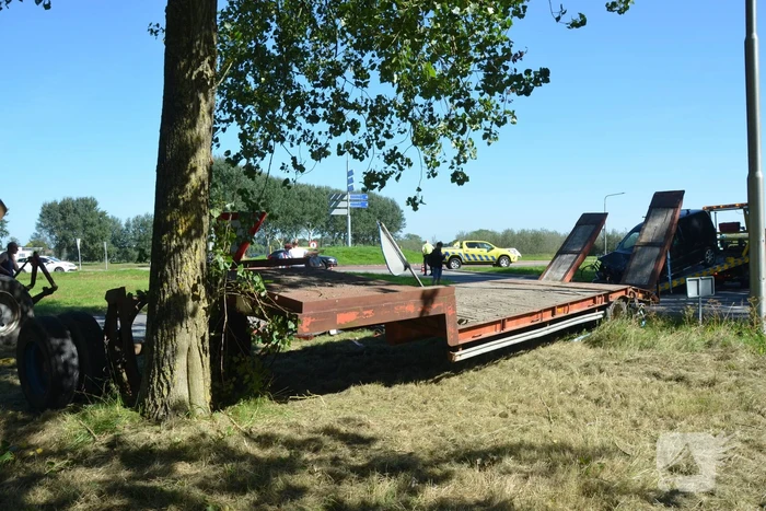 Flinke schade bij botsing tussen tractor en bestelbus