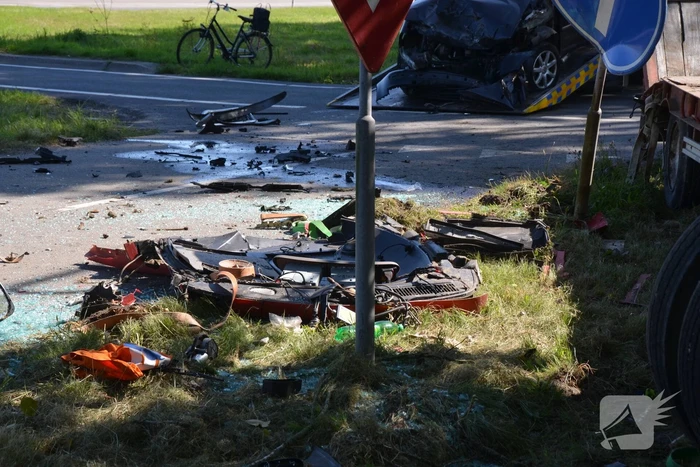 Flinke schade bij botsing tussen tractor en bestelbus