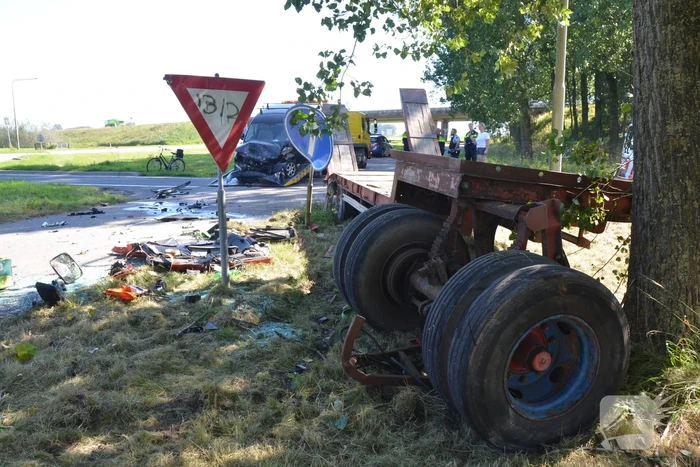 Flinke schade bij botsing tussen tractor en bestelbus