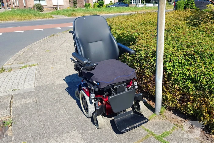 Bestelauto rijdt tegen elektrische rolstoel aan