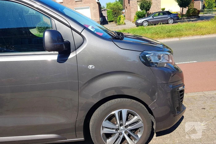 Bestelauto rijdt tegen elektrische rolstoel aan