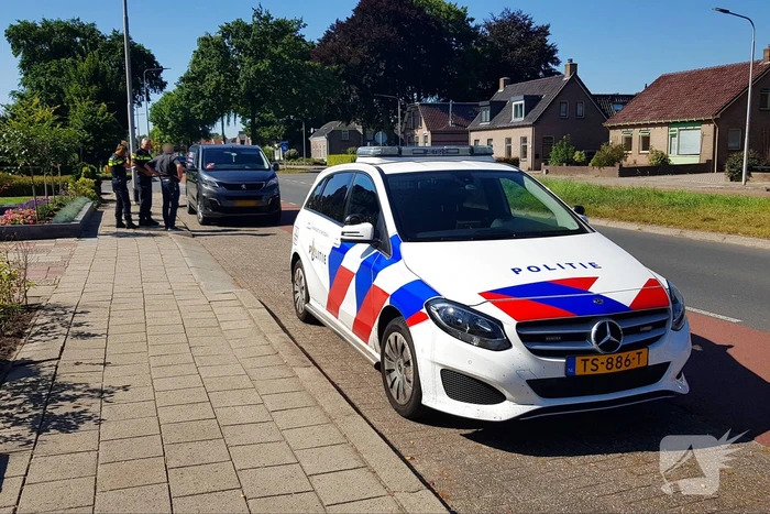 Bestelauto rijdt tegen elektrische rolstoel aan