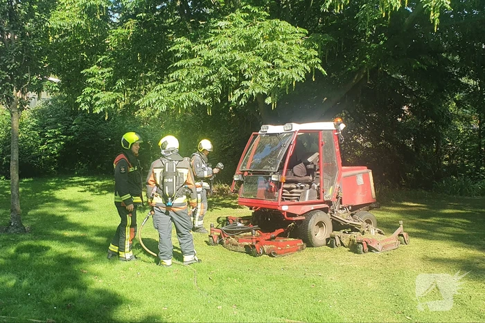 Grasmaaier vliegt plotseling in brand tijdens maaien