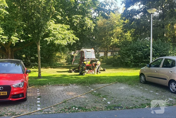 Grasmaaier vliegt plotseling in brand tijdens maaien