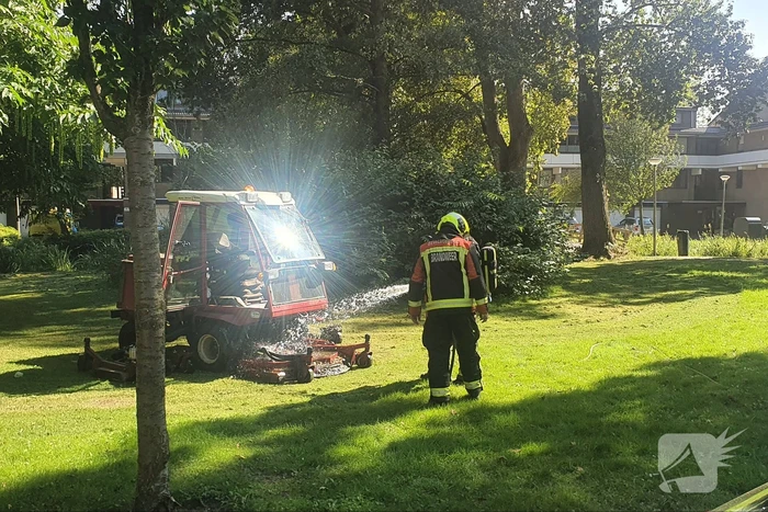 Grasmaaier vliegt plotseling in brand tijdens maaien