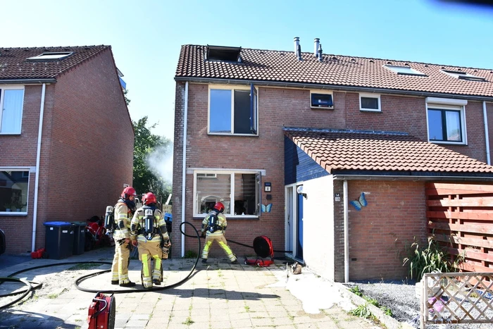 Enorme rookwolken bij brand in woning