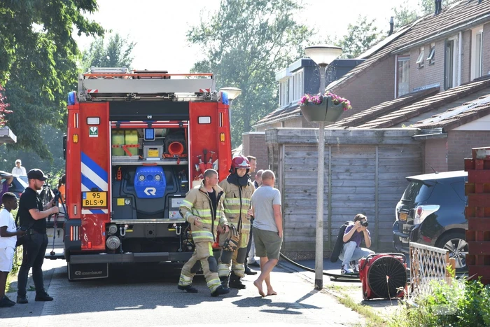 Enorme rookwolken bij brand in woning