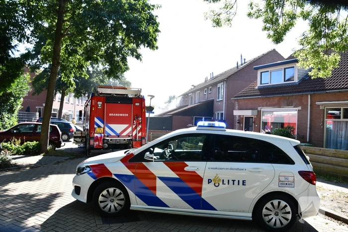 Enorme rookwolken bij brand in woning