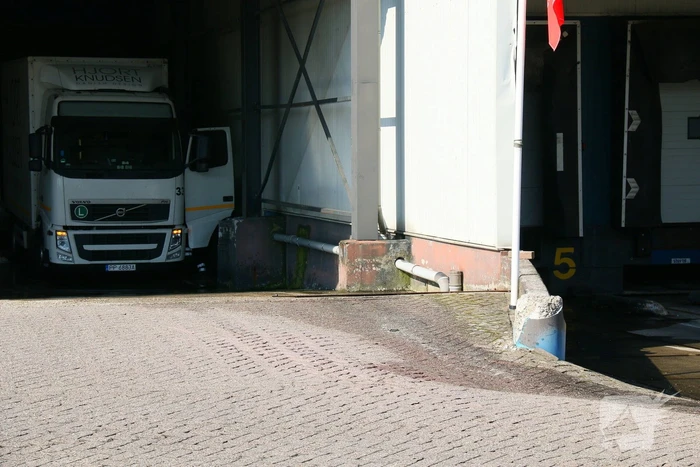 Vrachtwagenchauffeur rijdt dieseltank lek