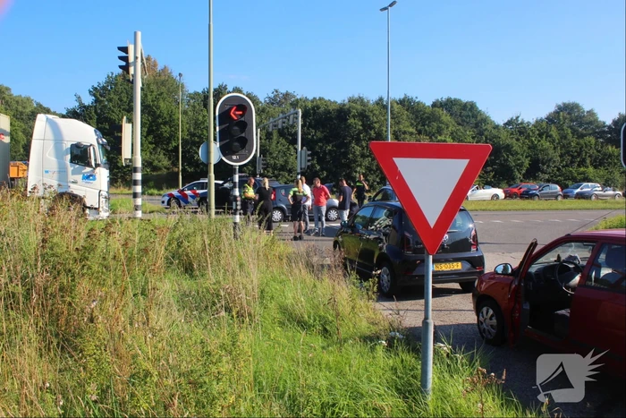 Twee voertuigen botsen op kruising