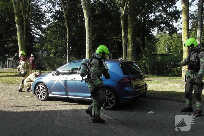 Brandweer doet onderzoek naar rook uit motorkap