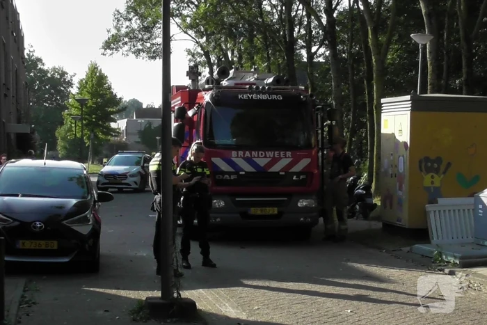 Brandweer doet onderzoek naar rook uit motorkap