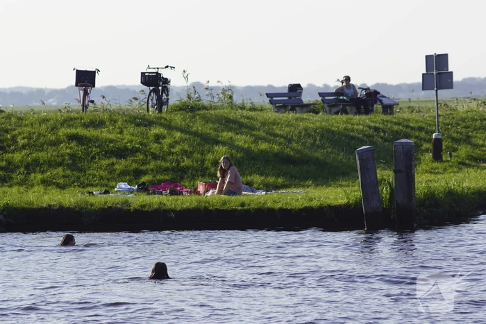 Zonaanbidders genieten van het lekkere weer