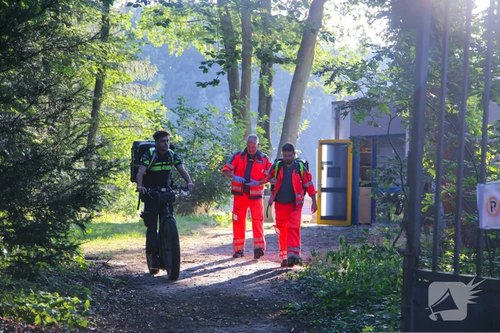Man op elektrische step komt ten val in bos