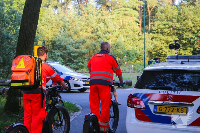 Man op elektrische step komt ten val in bos
