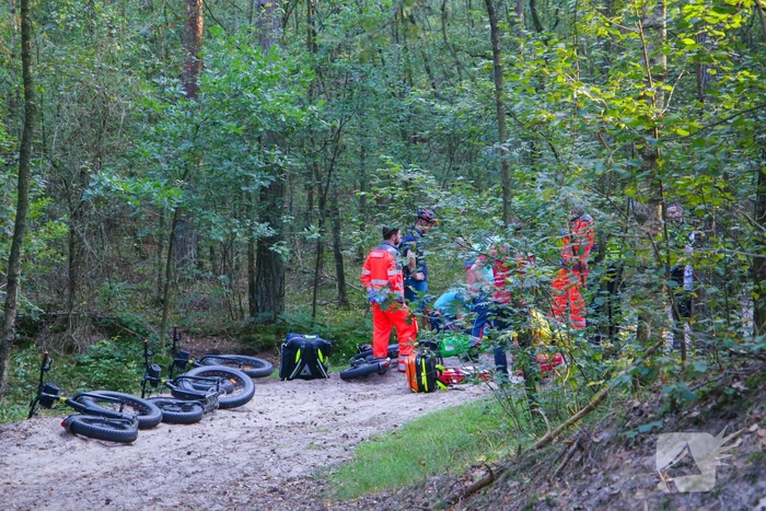 Man op elektrische step komt ten val in bos
