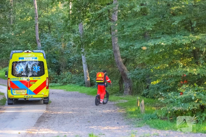 Man op elektrische step komt ten val in bos