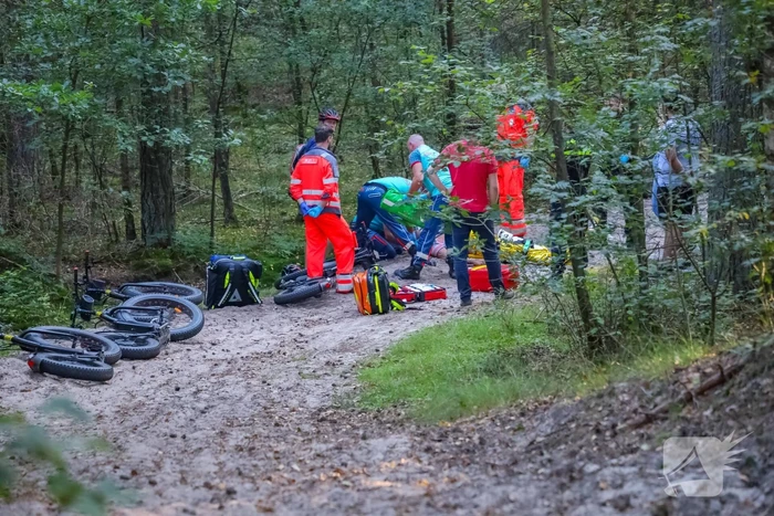 Man op elektrische step komt ten val in bos