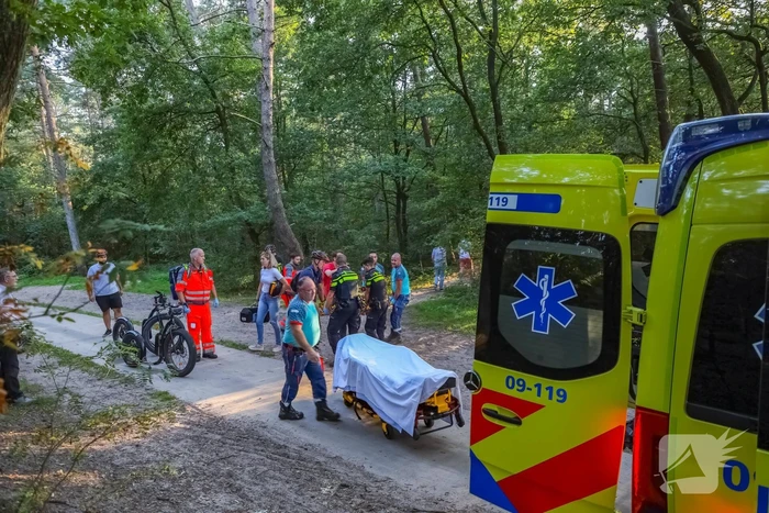 Man op elektrische step komt ten val in bos