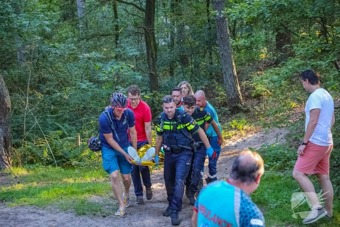 Man op elektrische step komt ten val in bos