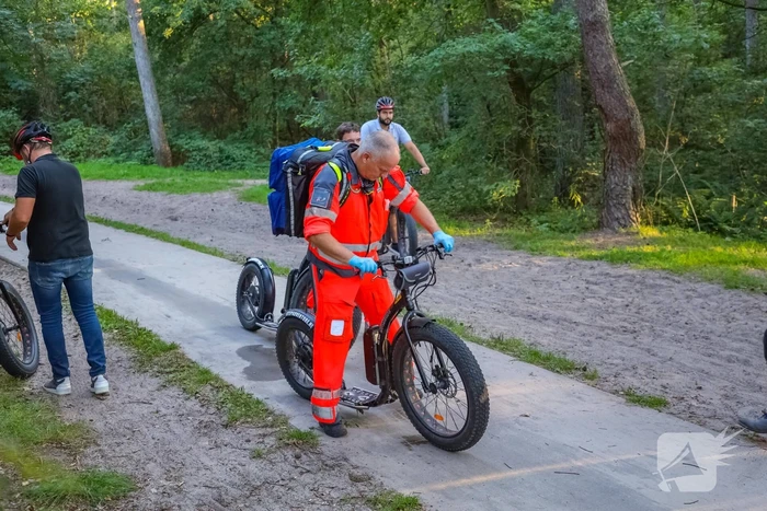 Man op elektrische step komt ten val in bos