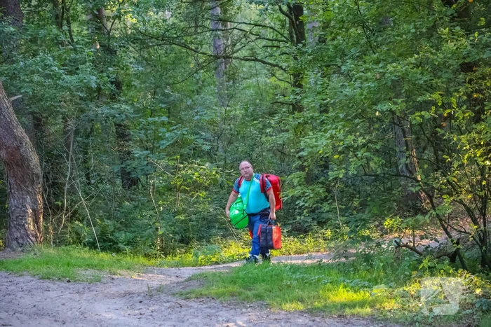Man op elektrische step komt ten val in bos