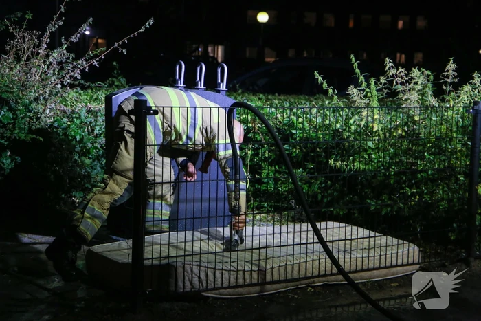 Buurtbewoners doven vlammen in matras
