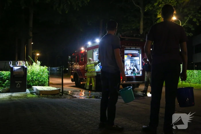 Buurtbewoners doven vlammen in matras