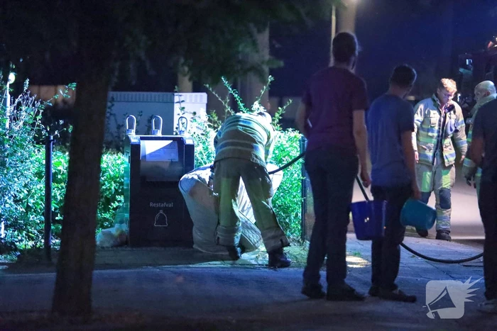 Buurtbewoners doven vlammen in matras