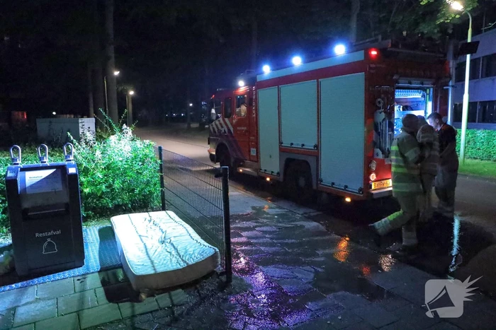 Buurtbewoners doven vlammen in matras