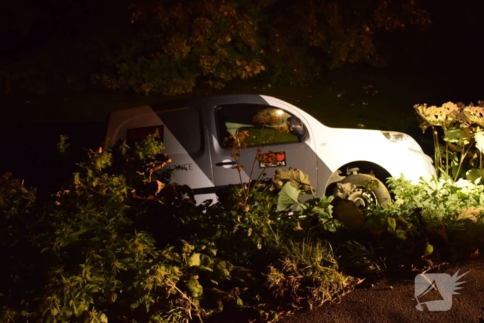 Beveiligingsbus rolt achteruit het water in