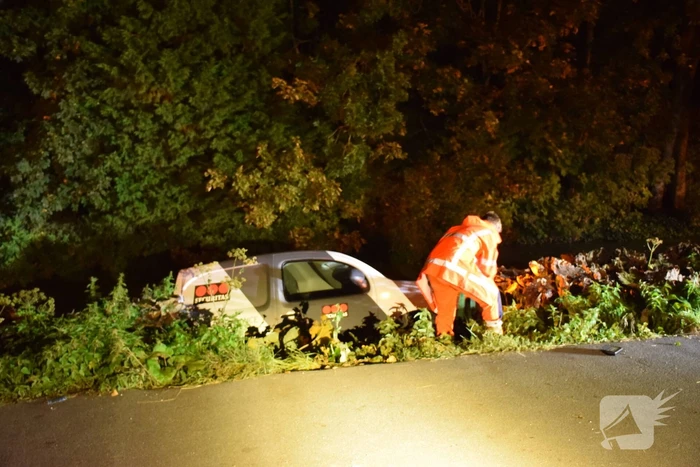Beveiligingsbus rolt achteruit het water in
