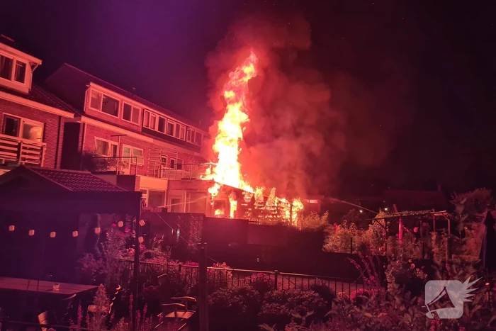 Flinke vlammen bij brand in aanbouw