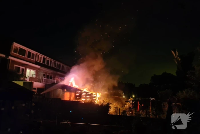 Flinke vlammen bij brand in aanbouw