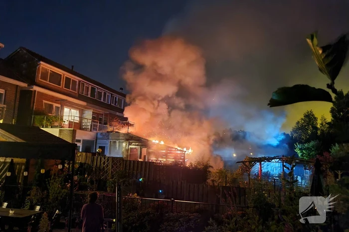 Flinke vlammen bij brand in aanbouw