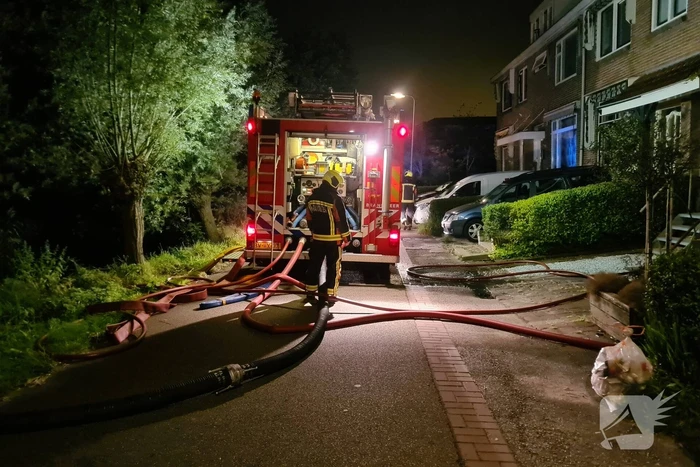 Flinke vlammen bij brand in aanbouw