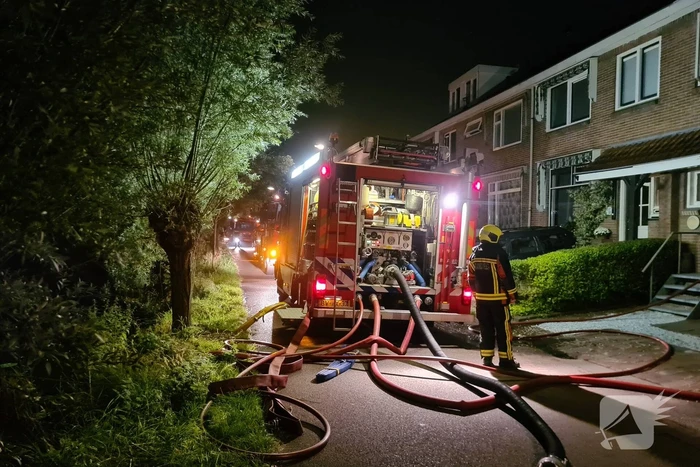 Flinke vlammen bij brand in aanbouw